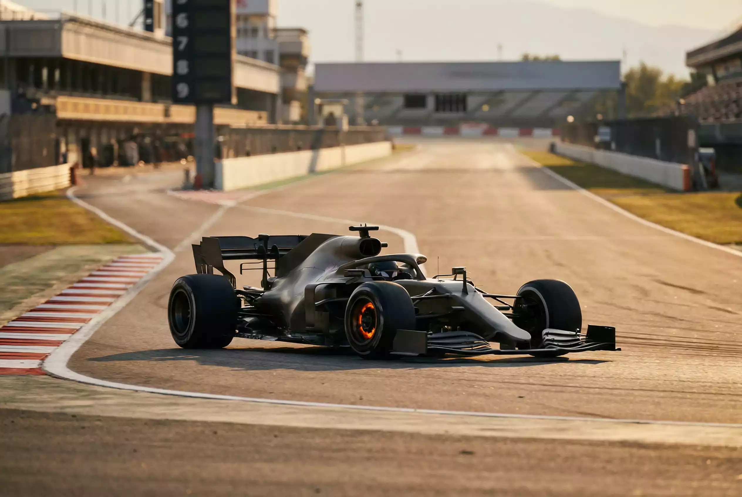 F1 Qualifying Wetten: Formel-1-Bolide fährt eine schnelle Runde im Qualifying mit leuchtenden Bremsen