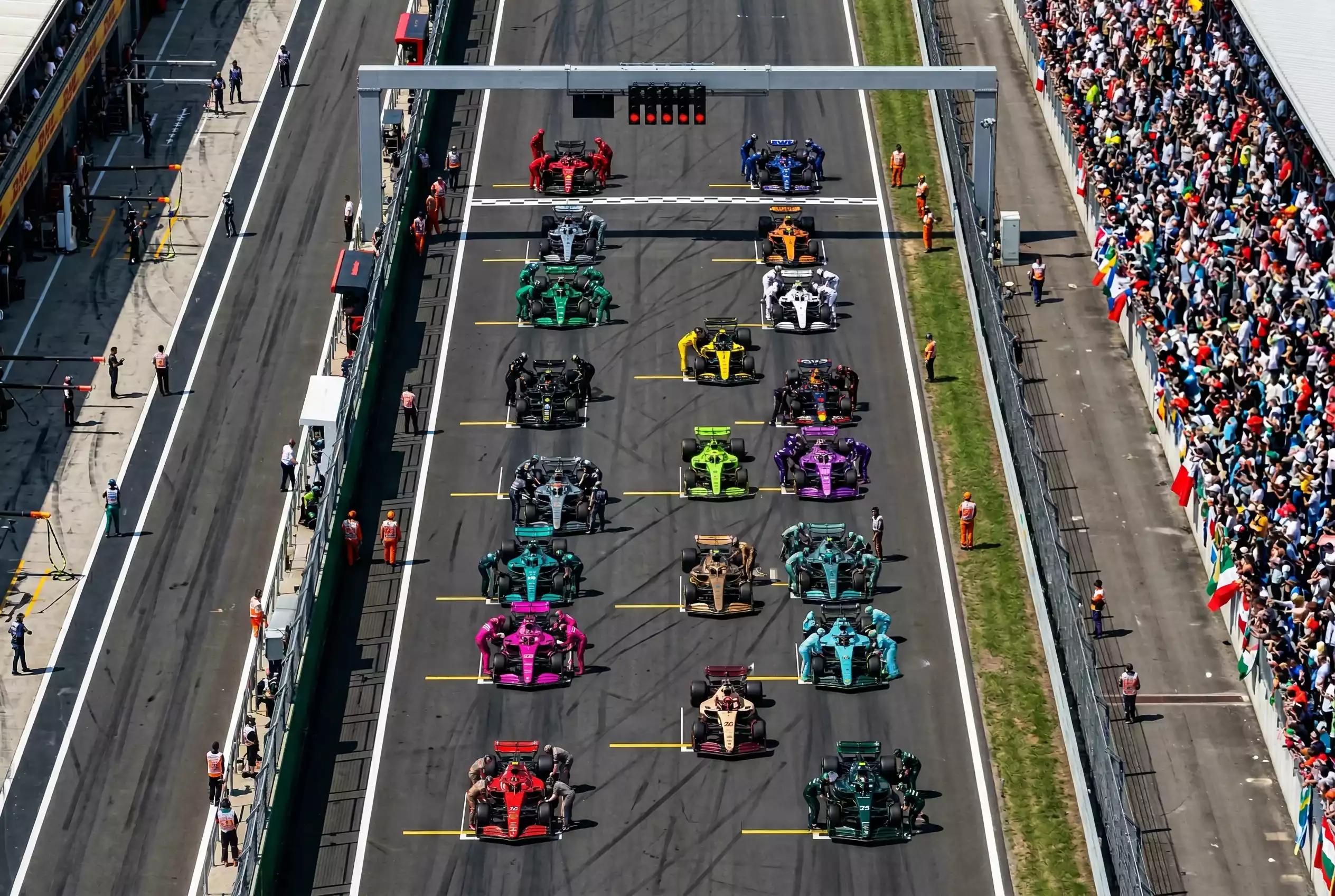 Formel 1 Startaufstellung mit mehreren Rennwagen auf der Strecke aus der Vogelperspektive