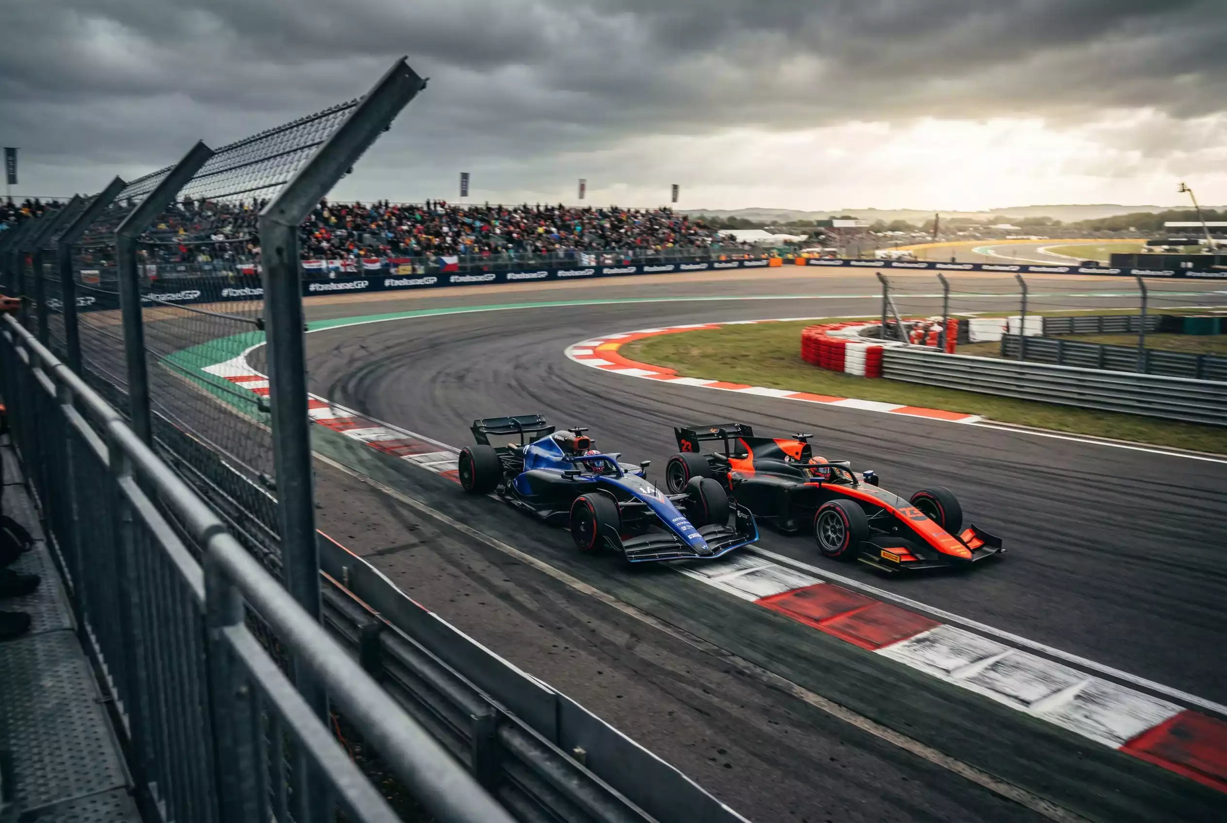 Formel 1 Live Wetten – Rennboliden auf der Strecke bei einem spannenden Grand Prix