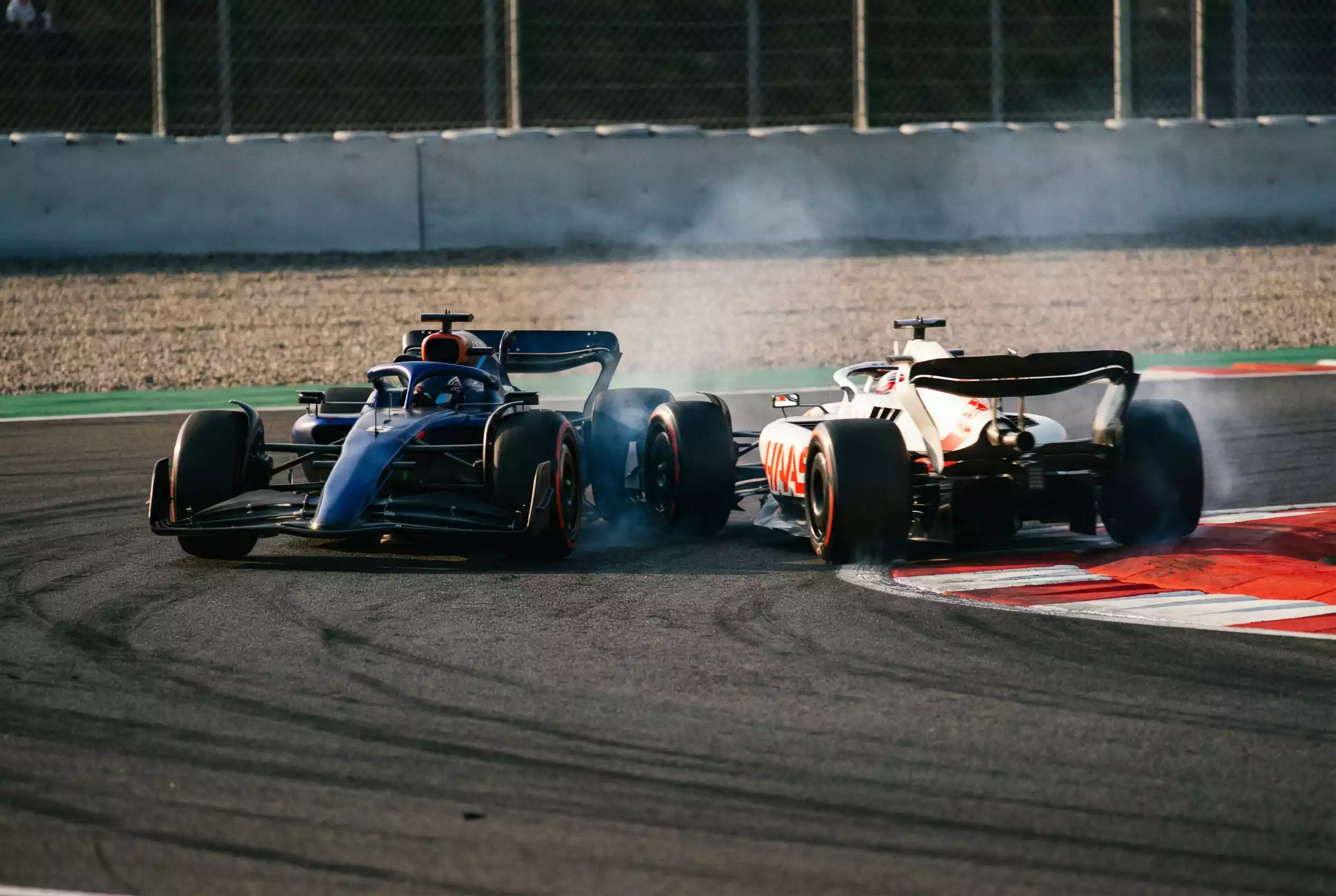 Head-to-Head Wetten Formel 1: Zwei Formel-1-Boliden im direkten Duell auf der Rennstrecke